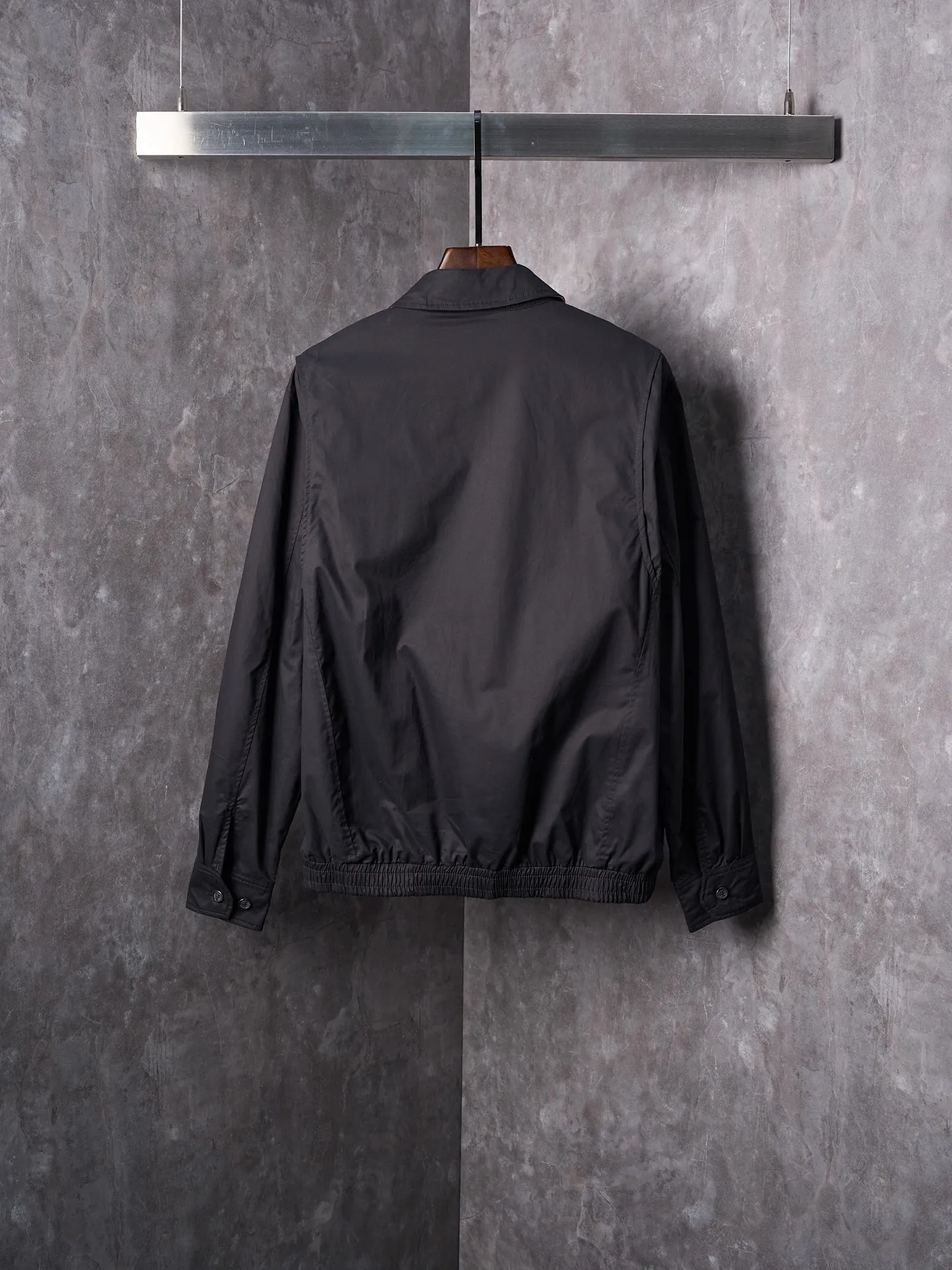P490 Actual auction】Ralph Lauren/Ralph Lauren gold pony embroidered zipper lapel jacket [Ready stock] S M L XL custom-made cotton double-ply small diagonal elegant fabric, soft and silky, comfortable and close to the skin, with a pure black tone as the background. A touch of light gold pony logo embroidery is embellished on the chest, which is more dazzling because of the black background. Low-key and powerful. Subtle gloss changes inject breathing and vitality into the black jacket. Outline high-end silhouettes with extreme simplicity, show taste in silent places, universal adaptability to styles, use imported machine embroidery technology, use advanced computer control systems and precision mechanical components to achieve iconic pony embroidery operations, high precision, smooth and delicate lines, template machine bag opening, preset templates to guide the position, shape and size of the bag opening, accuracy ensures the quality of the bag opening effect, infrared positioning cutting machine to achieve precise positioning of materials through infrared transmitters and infrared receivers The precision can reach the micron level, thereby meeting the effect of high-precision cutting of plaid alignment. The fabrics have been carefully washed and have a better hand feel. They are not easy to deform, shrink or fade. They maintain long-term beauty and loose fit.